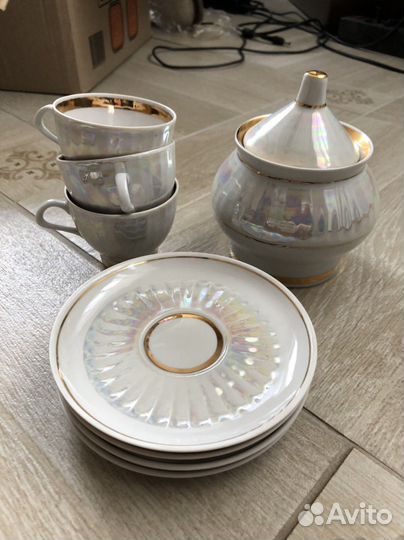 Чашки, блюдца, сахарница