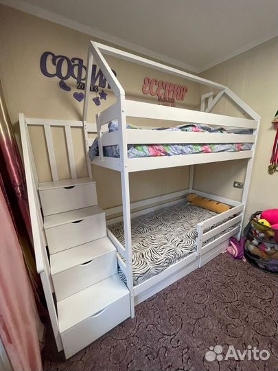 Двухъяpусная кровать из массива