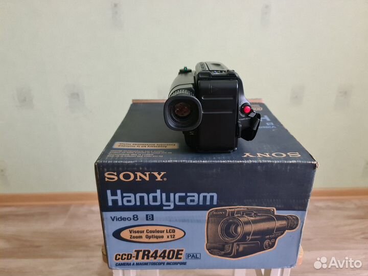 Продам видеокамеру Sony Handycam CCD-TR440E