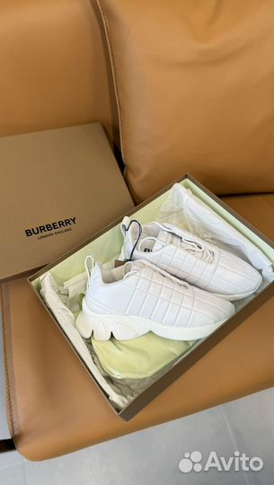 Новые кроссовки Burberry