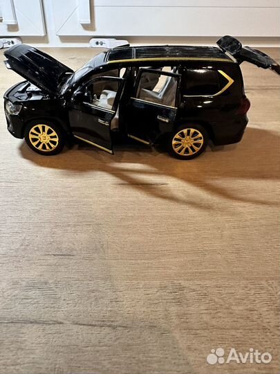 Игрушечная машинка