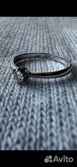 Кольцо с бриллиантом