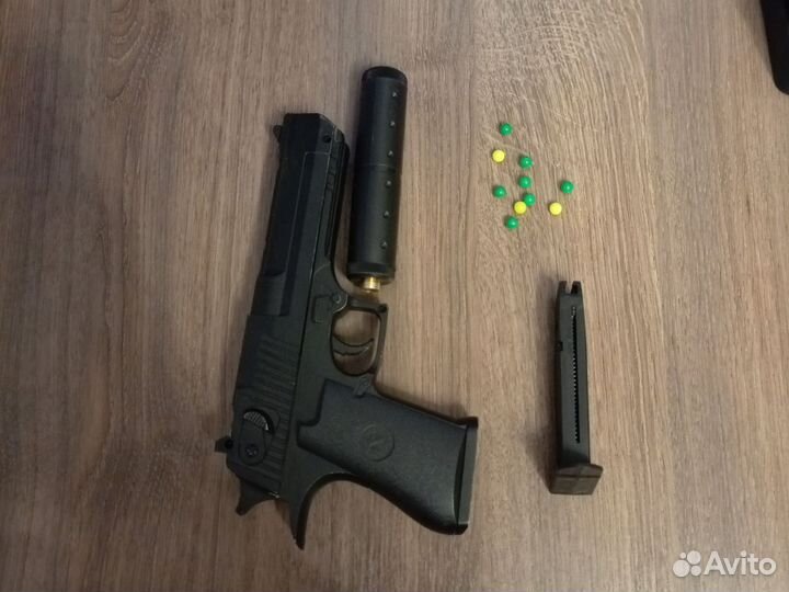 Игрушечный пистолет стреляет 30 метров 10 потрон