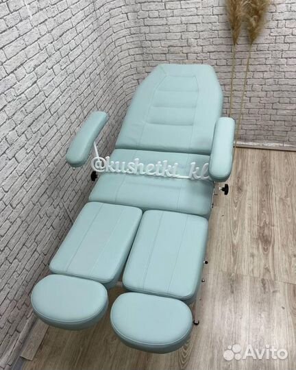 Педикюрное кресло - кушетка цвет пастель