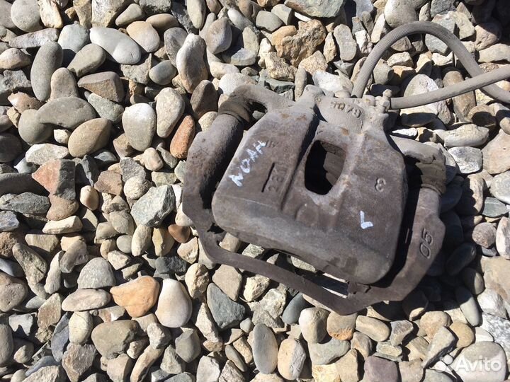 Суппорт передний тормозной диск Noah Voxy 60 2002