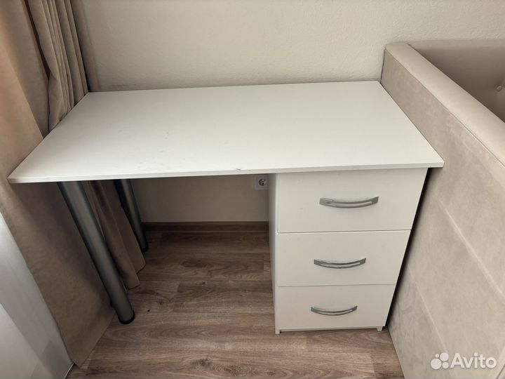 Письменный стол и шкаф