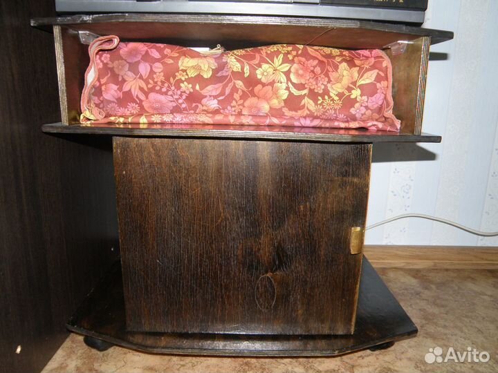 Тумба на колесиках