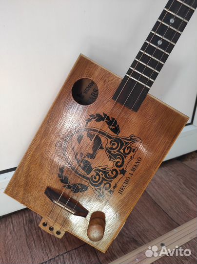 Электроакустическая сигарбокс-гитара