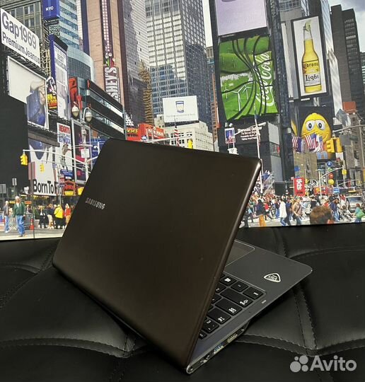 Компактный и мощный samsung i3,в красивом цвете