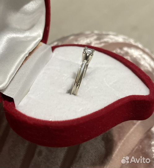 Золотое кольцо с бриллиантом