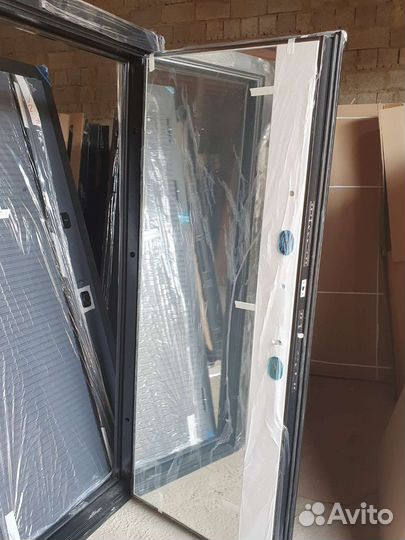 Дверь входная с зеркалом