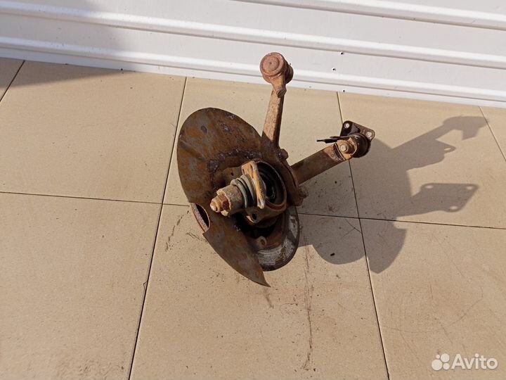 Поворотный кулак передний левый Шевроле Нива