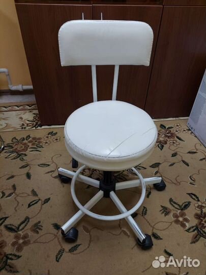 Стул на колесиках вращающийся со спинкой