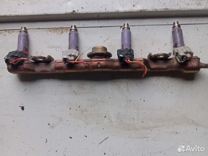 Форсунка Toyota Corolla Verso 3 пок 2004-2008