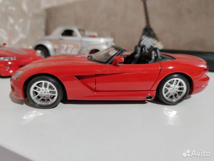 Масштабная модель 1/18 Dodge Viper SRT-10 Bburago