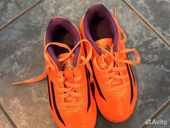 Футбольные бутсы adidas 28