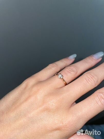 Кольцо с бриллиантом