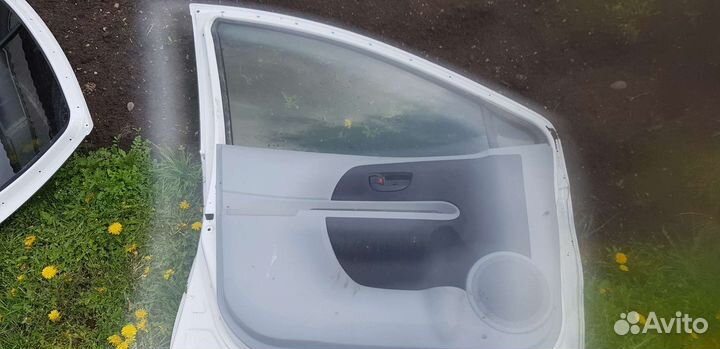 Продам двери toyota aqua правые