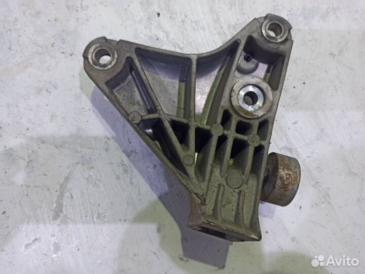 Кронштейн двигателя бмв