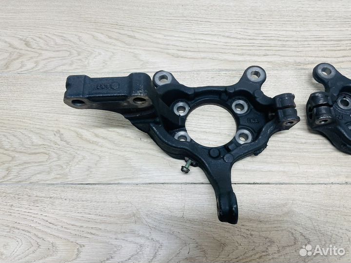 Кулак поворотный передний Nissan Juke F15