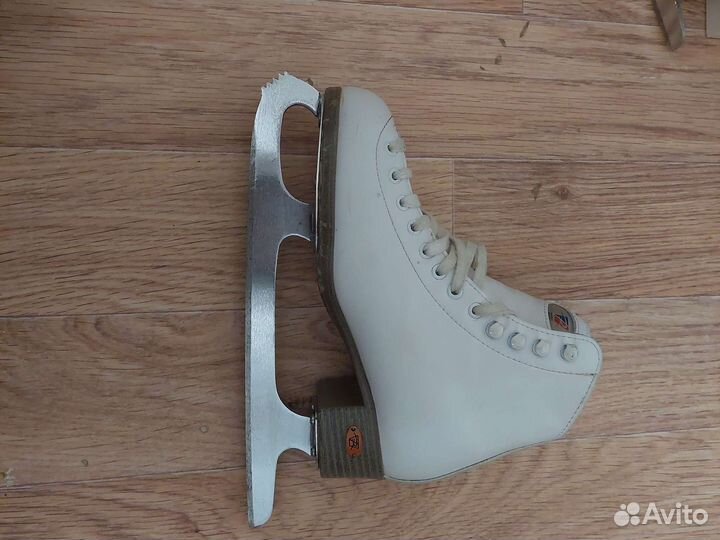 Фигурные коньки riedell