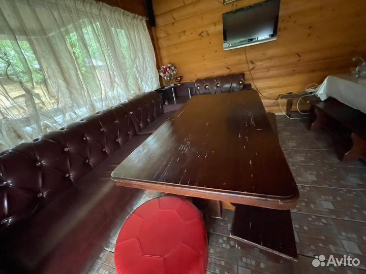 Деревянные скамейки и столы