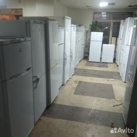 Холодильник с большой морозилкой