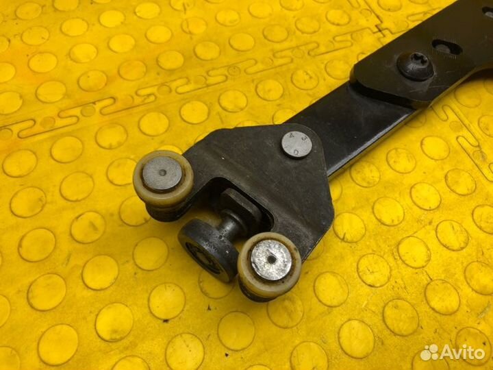 Ролик раздвижной двери левый Peugeot Traveller