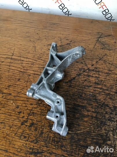 Кронштейн Mercedes E-Class W212 M271 1.8TI 2010