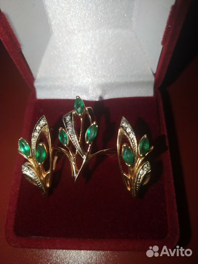 Золотые серьги и кольцо с бриллиантами и изумруд