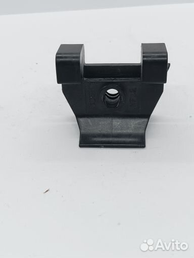 Кронштейн подкрылка переднего toyota camry,lexus