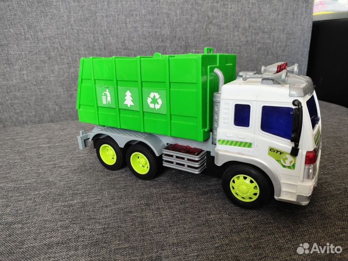 Спортивный автомобиль и мусоровоз