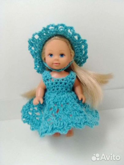 Малышка в вязаном платье и шляпке