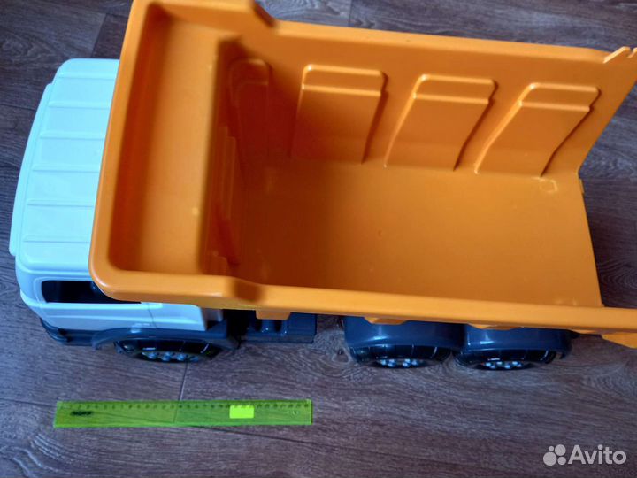 Большой автомобиль, парковка-гараж