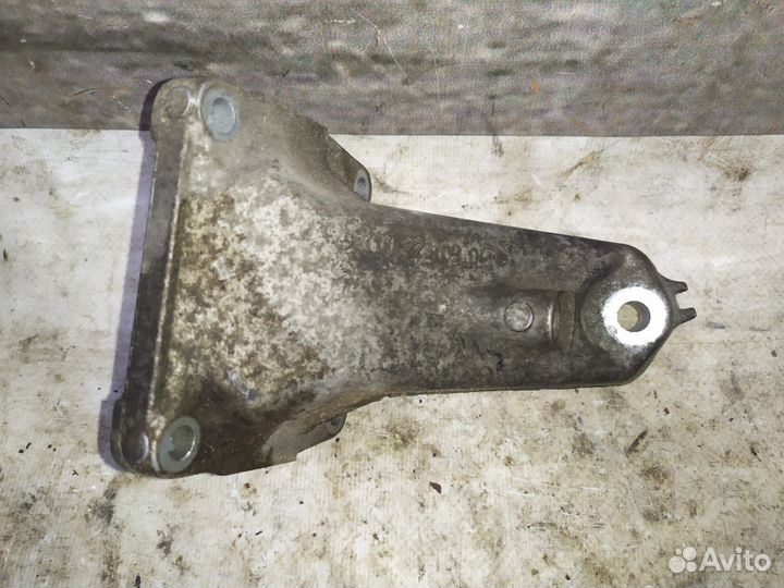 Кронштейн опоры двигателя mercedes W208 M111 мотор