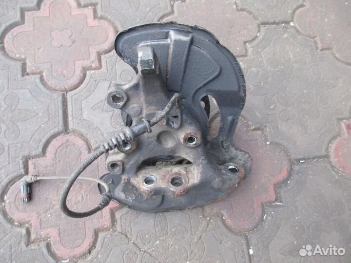 Кулак поворотный передний левый w209 CLK-class