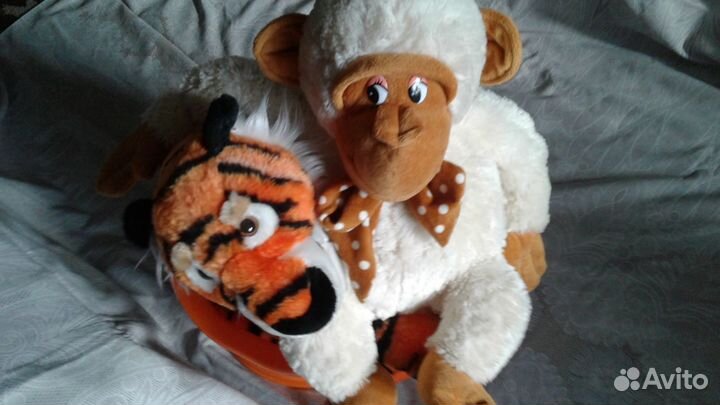 Тигры и обезьянка