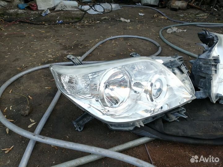 Фара правая на Toyota Prado 150 галоген