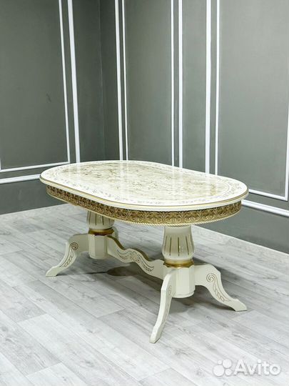 Стол обеденный. В наличии