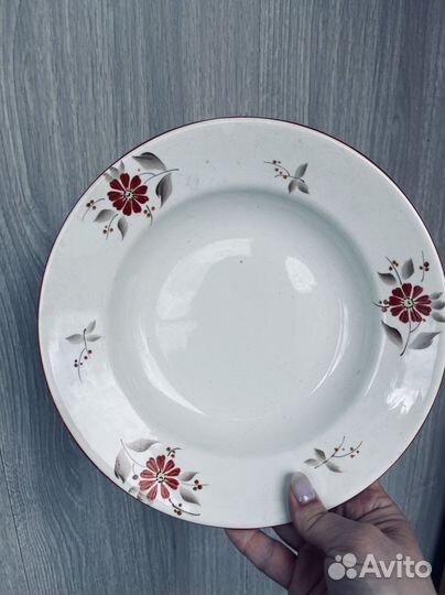 Тарелки много разные