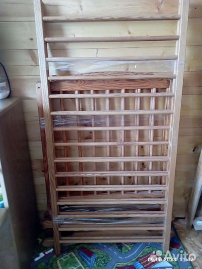 Детская кроватка с маятником и ящиком