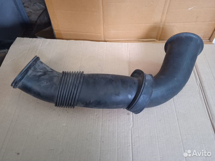 Патрубок воздушного фильтра левый Porsche Cayenne