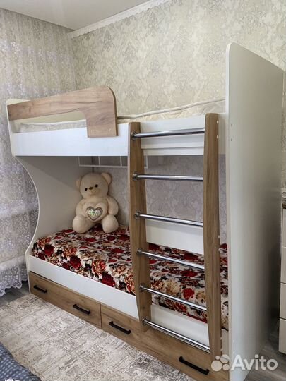 Кровать двухьярусная