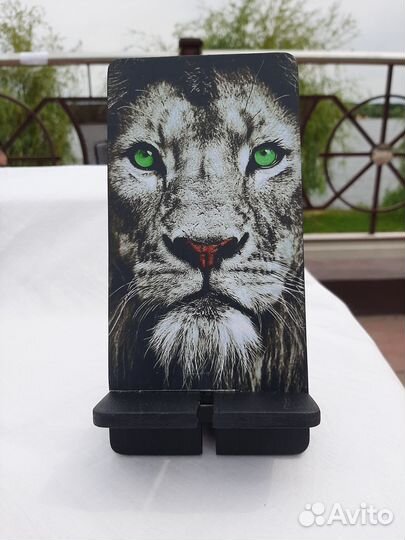 Деревянная подставка для телефона