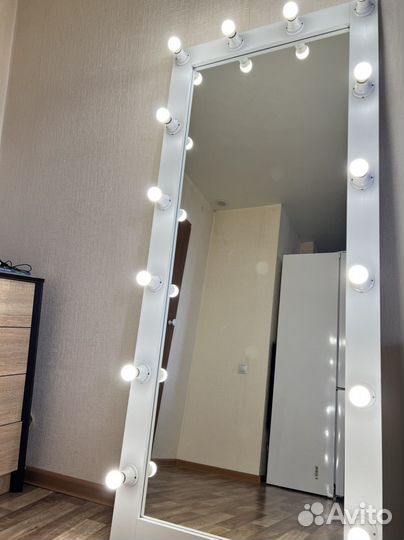 Гримерное зеркало с лампочками