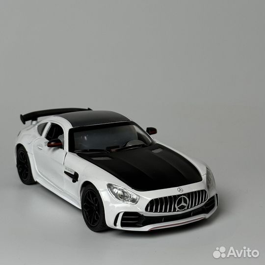 Модель машины 1:24 Mercedes AMG-GT