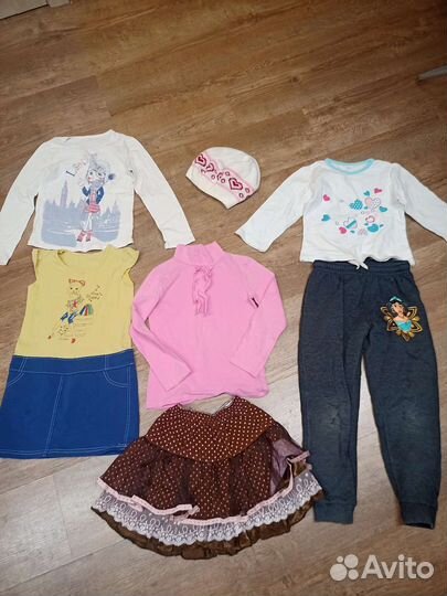 Отдам 4 пакета одежды на девочку 98-110