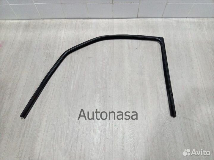 Уплотнитель стекла двери передний левый Renault