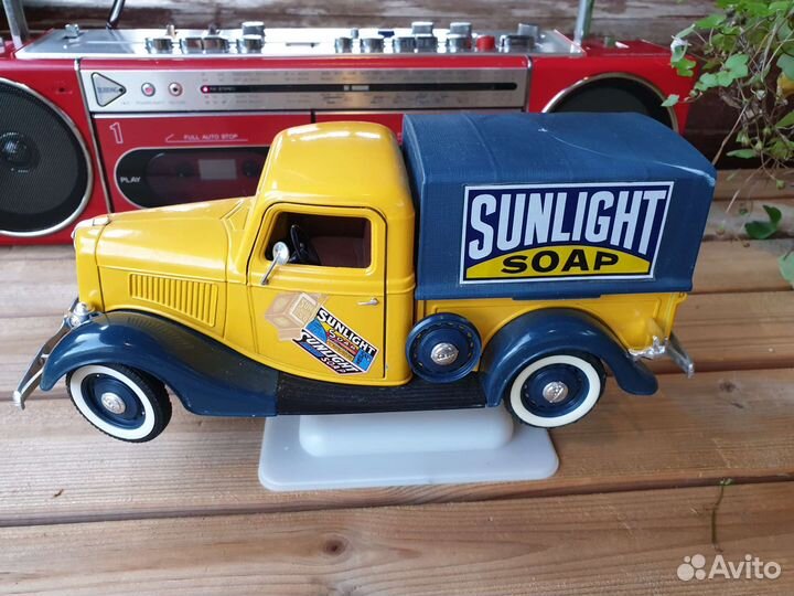 Ford V8 Echelle 1/19 Solido