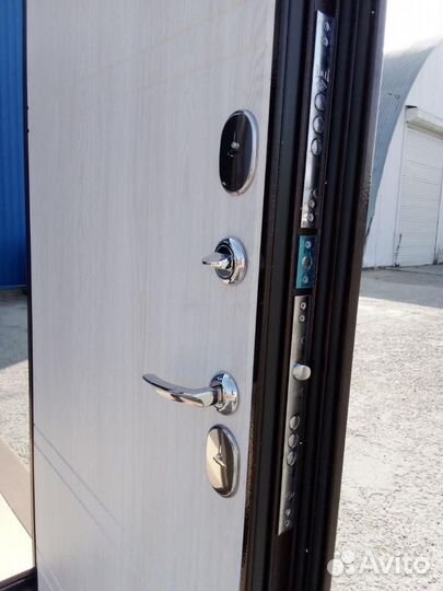 Дверь входная уличная